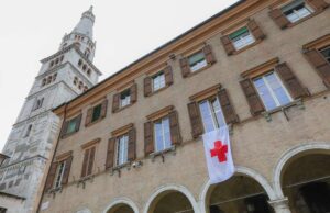 In municipio a Modena sventola lo stendardo della Croce Rossa