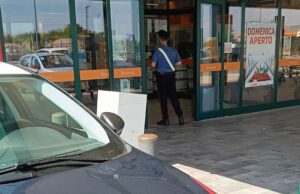 Castelfranco Emilia: tenta un furto di alcolici al centro commerciale e spintona una cassiera per fuggire