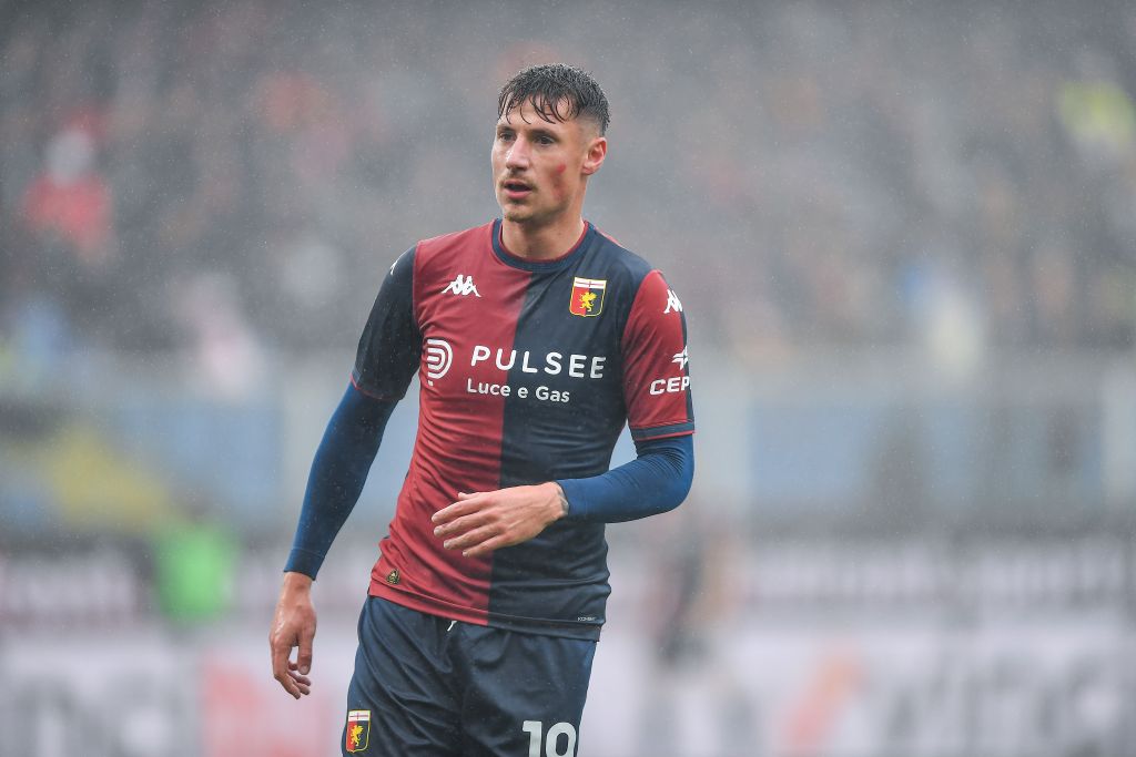 Pinamonti e un autogol dopo il rosso a Tourè, il Genoa passa a Udine Pinamonti e un autogol dopo il rosso a Tourè, il Genoa passa a Udine