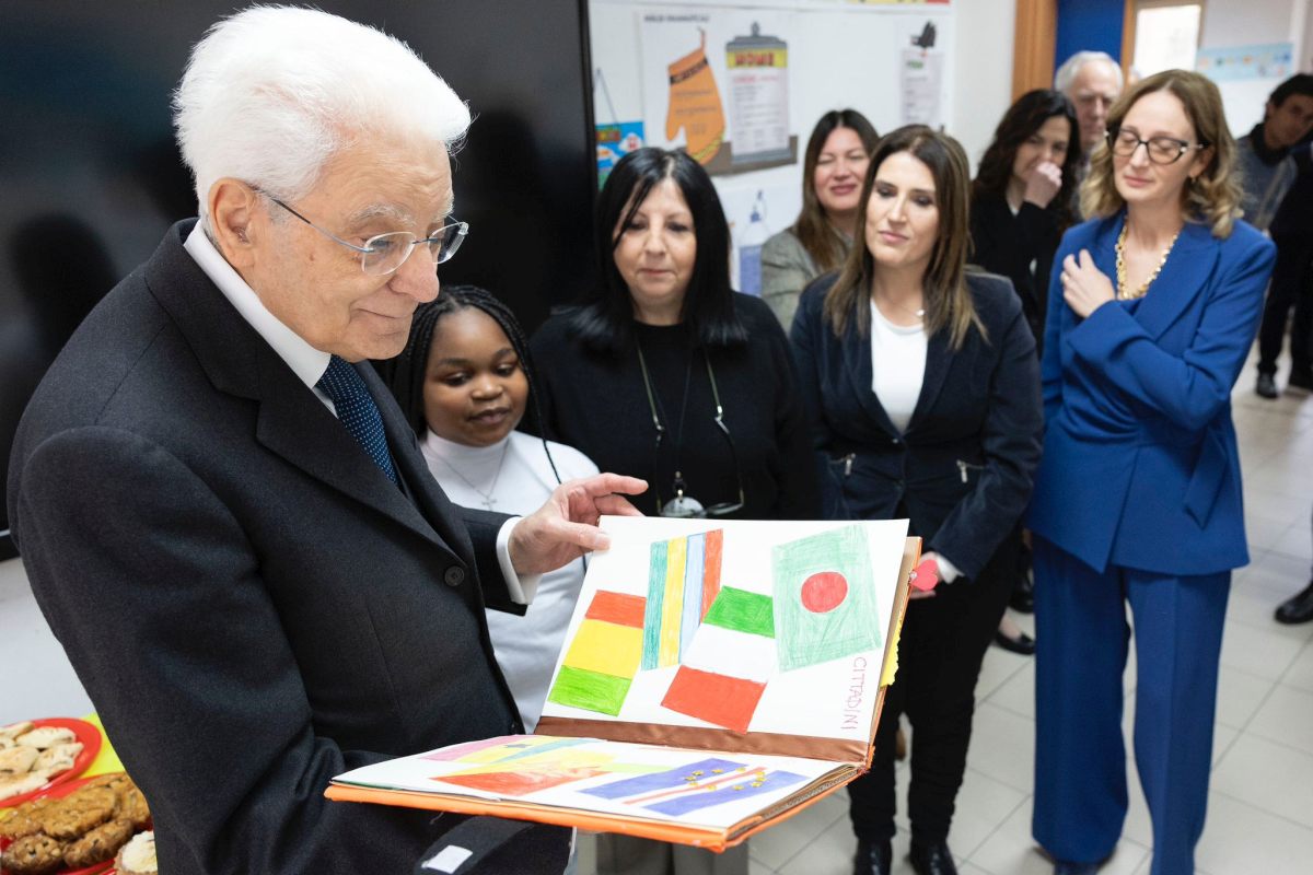 Mattarella visita una scuola di Palermo “Il dialogo fa crescere” Mattarella visita una scuola di Palermo “Il dialogo fa crescere”