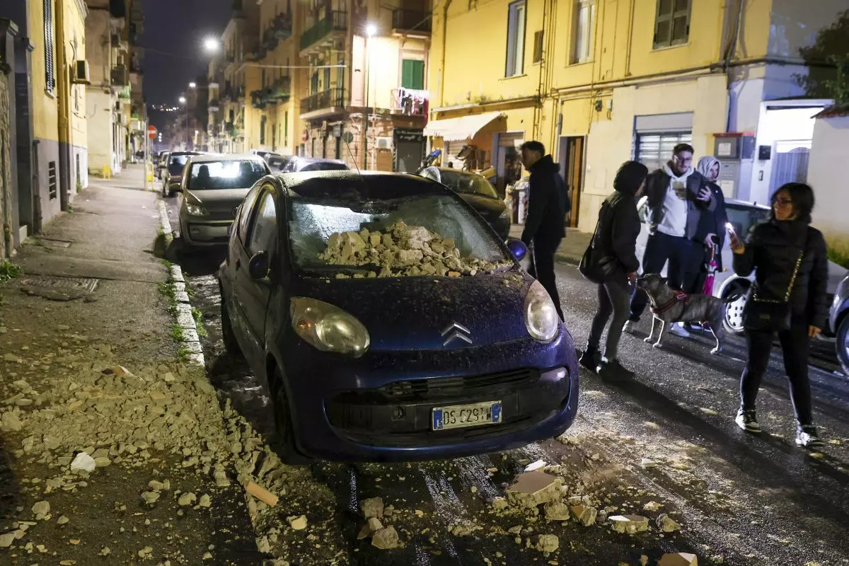 Scossa di terremoto 4.4 ai Campi Flegrei, paura e gente in strada Scossa di terremoto 4.4 ai Campi Flegrei, paura e gente in strada