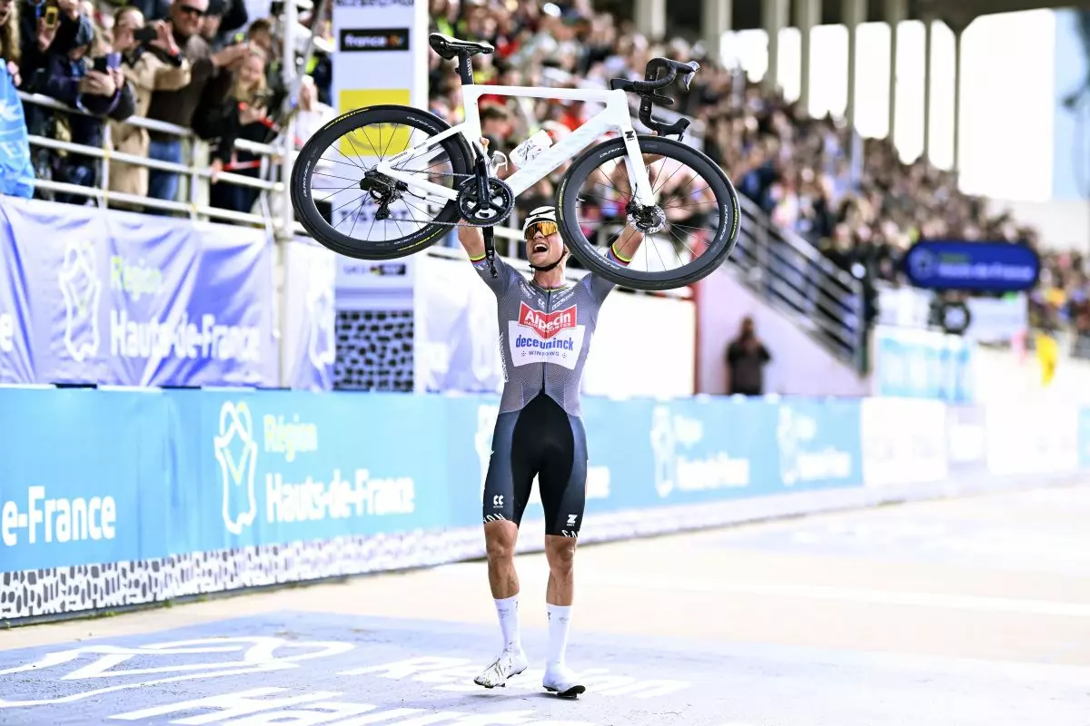 Alla Parigi-Roubaix vince ancora Van der Poel, 2° Pogacar