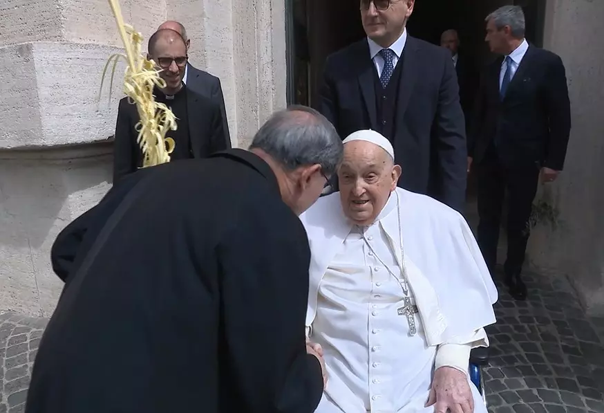 Il Papa a sorpresa in piazza San Pietro “Buona Settimana Santa”