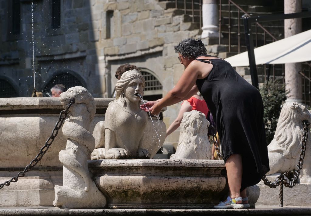 Su radio e tv si parla di “emergenza caldo” ogni 12 minuti