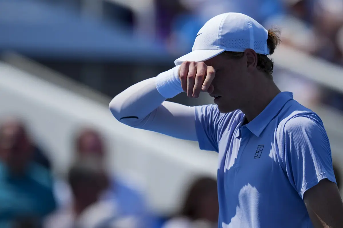 Sinner costretto a ritirarsi a Cincinnati, Alcaraz vince 22esimo titolo