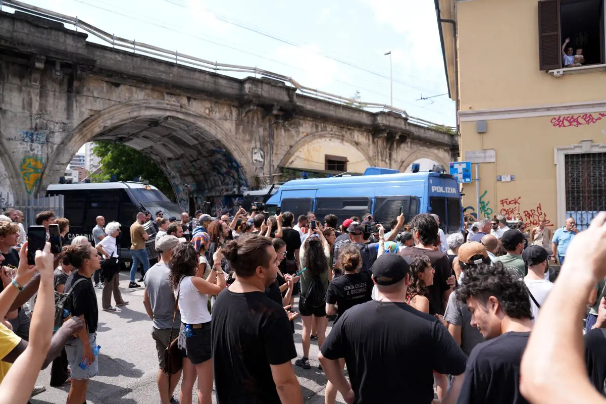 Milano, sgomberato il centro sociale Leoncavallo