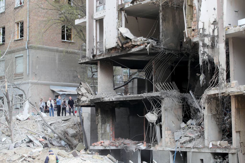 Ucraina, attacco russo nella notte, almeno quattro morti. Allarme in Polonia