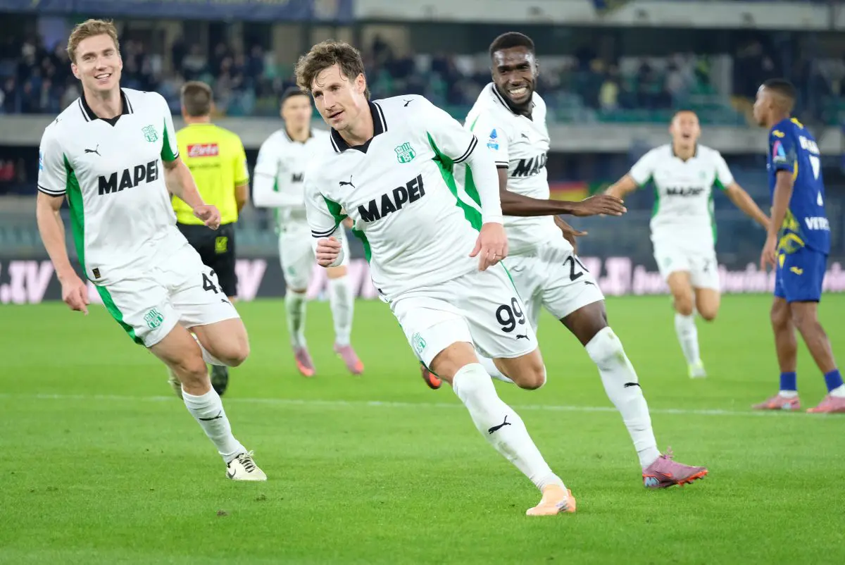 Il Sassuolo vince a Verona, al Bentegodi decide Pinamonti