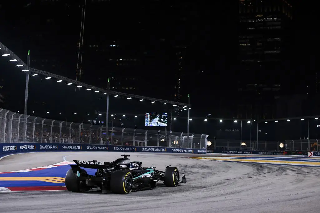 A Singapore trionfa Russell davanti a Verstappen, quarto Piastri