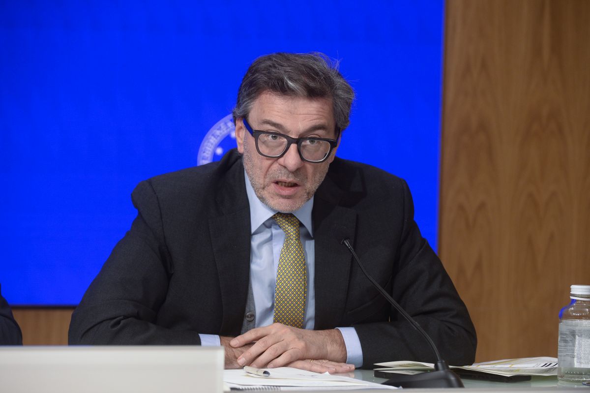 S&P conferma per l’Italia il rating e aumenta outlook, Giorgetti “Lavoro paga”