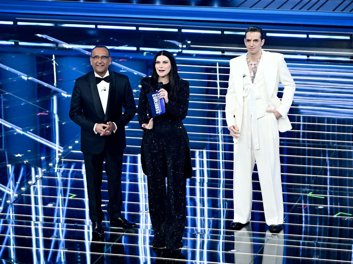 Sanremo, show di Lillo e omaggio Lauro alle vittime di Crans-Montana. Nella top 5 Paradiso, Lda e Aka 7even, Nayt, Fedez-Masini, Ermal Meta