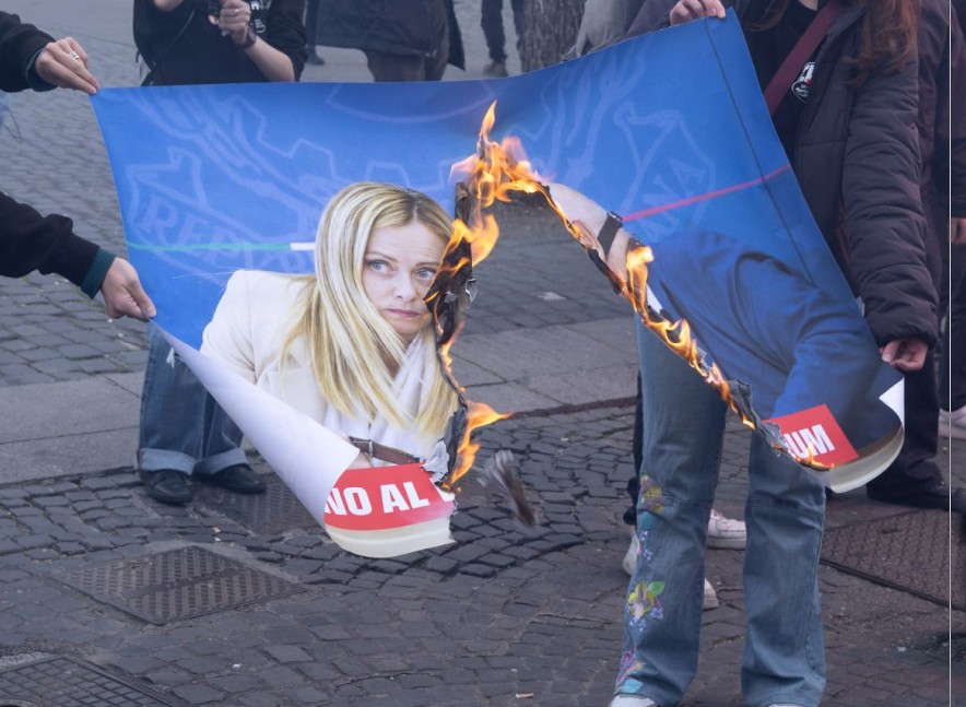 Corteo a Roma, bruciate immagini con Meloni e Nordio