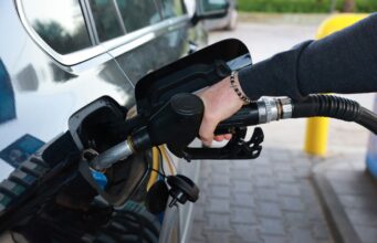 Carburanti: Mimit, prezzo medio self benzina 1,934 euro/litro, gasolio 2,026