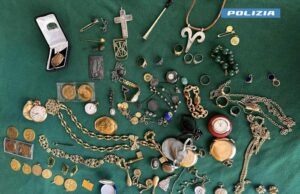 Modena: tenta di rapinare monili preziosi ad un anziano ma i vicini lo bloccano. Arrestato