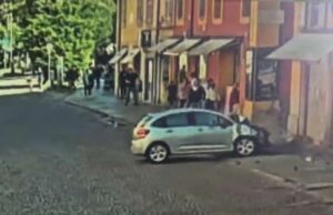 Modena: auto falcia una decina di pedoni in via Emilia centro, numerosi feriti