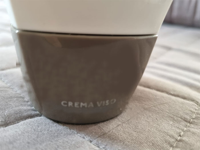 Rughe del viso: perché compaiono e quali strategie skincare adottare