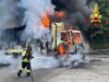 Camion della nettezza urbana distrutto da un incendio a Pavullo. Illeso il conducente