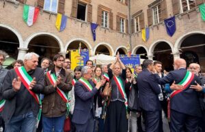 Sassuolo si stringe a Modena: il Sindaco Mesini al presidio in piazza Grande