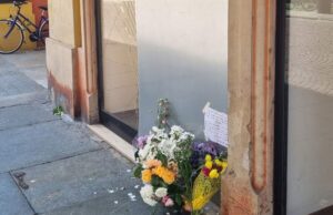 Auto su folla a Modena, spunta uno striscione sulla chiesa in via Emilia