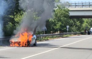 Auto in fiamme in tangenziale a Castelfranco