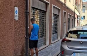 Orinatoio a cielo aperto in via Aravecchia a Sassuolo: i cittadini chiedono risposte al Comune